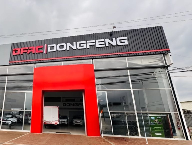 Fachada de la tercera vitrina de DFAC Dongfeng en Fontibón