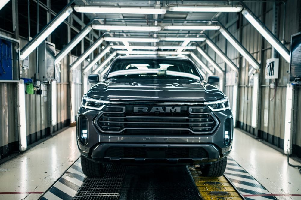 RAM DAKOTA WARLOCK: LA PICK-UP QUE REDEFINE EL PODER Y LA INNOVACIÓN EN SUDAMÉRICARA V12MAGAZINE RAM DAKOTA