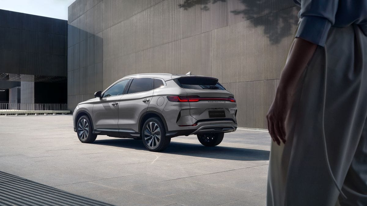 Descubre la BYD Song Plus híbrida en Colombia: potencia de 261 HP, autonomía eléctrica de 105 km, diseño premium y precios desde $179.990.000 COP. Revoluciona tu forma de conducir ya. V12MAGAZINE