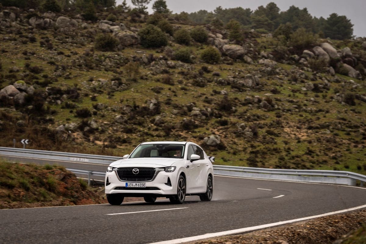 NO LA MIRES, MANÉJALA: LA MAZDA CX-60 HÍBRIDA ENCHUFABLE TE HARÁ CAMBIAR DE IDEA V12MAGAZINE Mazda CX-60 híbrida enchufable llega para redefinir lo que entendemos por un SUV premium con sistema PHEV. Con diseño elegante, potencia envolvente y tecnología de vanguardia, esta Mazda CX-60 híbrida enchufable promete conquistar al mercado colombiano. V12MAGAZINE