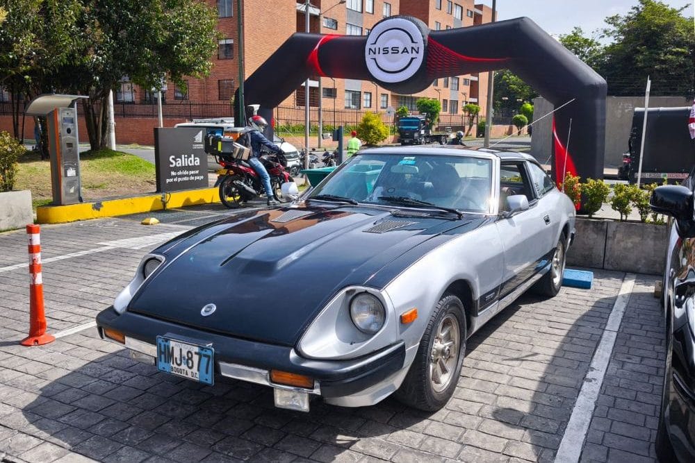 INCREÍBLES RELATOS DETRÁS DEL CONCURSO DONDE NISSAN PREMIA A LOS TRES CARROS MEJOR CUIDADOS EN COLOMBIA V12MAGAZINE Nissan premia a los tres carros mejor cuidados en Colombia durante su aniversario número 65. Descubre las historias, la pasión y el legado detrás de estos icónicos vehículos clásicos de la marca. V12MAGAZINE