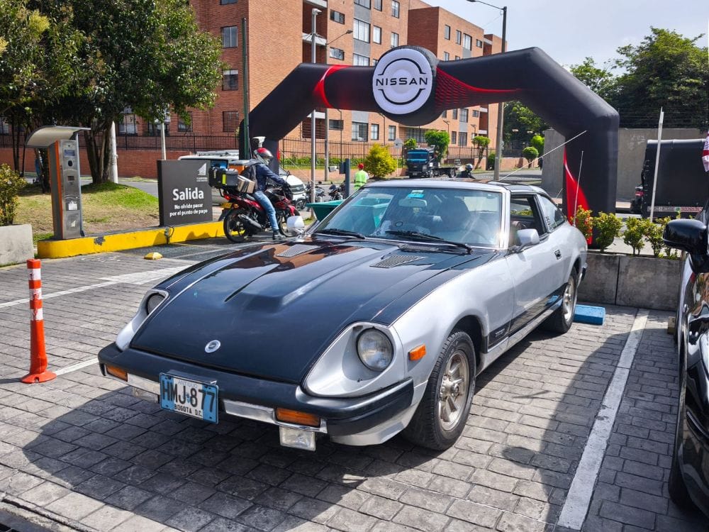 Nissan 65 años Colombia llega como una propuesta editorial y de colección que revive la evolución del automóvil en el país, conectando memoria, historia y pasión por los carros. V12MAGAZINE