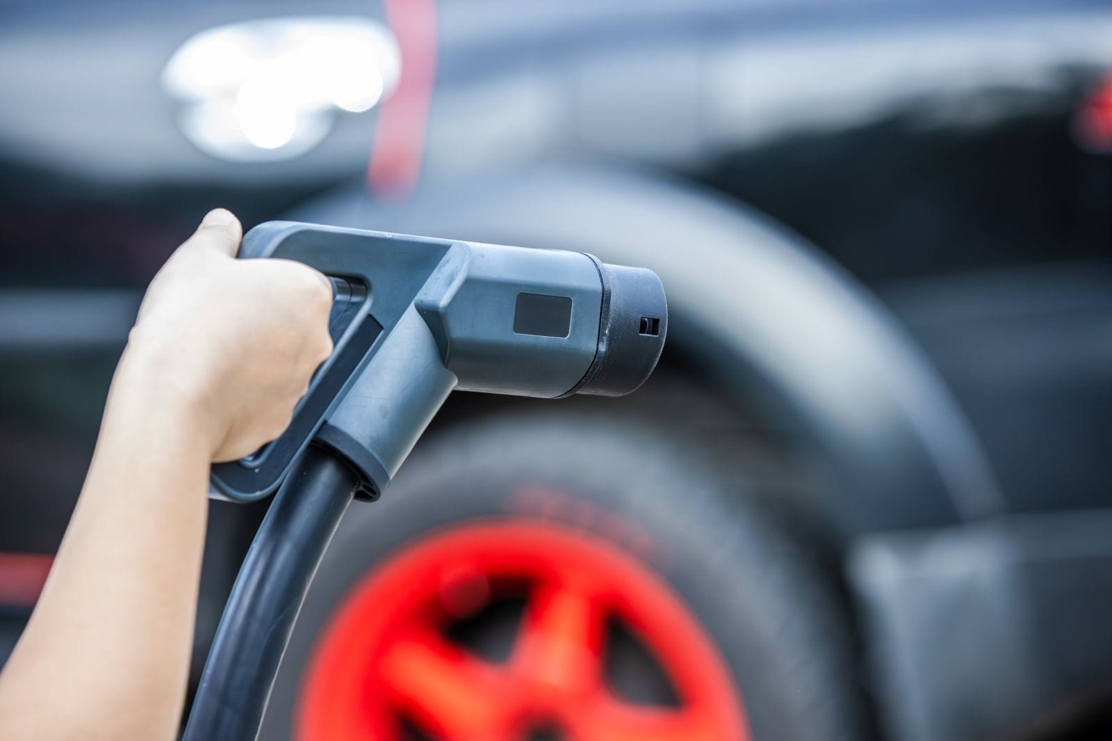 ¿POR QUÉ LOS CARROS ELÉCTRICOS NECESITAN LLANTAS ESPECIALES? DESCUBRE LA VERDAD SORPRENDENTE V12MAGAZINE Si tienes un carro eléctrico, seguro te has preguntado si realmente requiere llantas especiales. La respuesta es sí, y aquí descubrirás por qué son clave en la experiencia de manejo. V12MAGAZINE