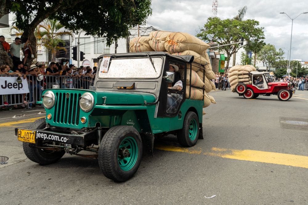 DESFILE DEL YIPAO: UNA FIESTA DE AVENTURA, CULTURA Y ORGULLO CAFETERO. ¡ESTE 12 DE OCTUBRE! V12MAGAZINE El Desfile del Yipao 2025 celebró el orgullo cafetero con Jeep y su nuevo Avenger, uniendo tradición, aventura y libertad en el corazón del Eje Cafetero. V12MAGAZINE