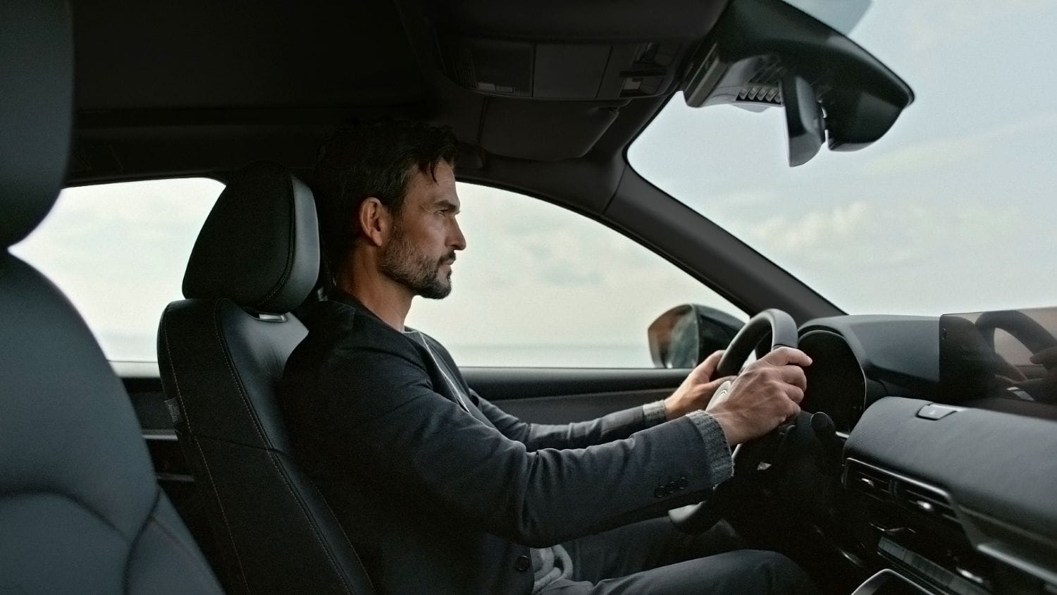 NO LA MIRES, MANÉJALA: LA MAZDA CX-60 HÍBRIDA ENCHUFABLE TE HARÁ CAMBIAR DE IDEA V12MAGAZINE Mazda CX-60 híbrida enchufable llega para redefinir lo que entendemos por un SUV premium con sistema PHEV. Con diseño elegante, potencia envolvente y tecnología de vanguardia, esta Mazda CX-60 híbrida enchufable promete conquistar al mercado colombiano. V12MAGAZINE