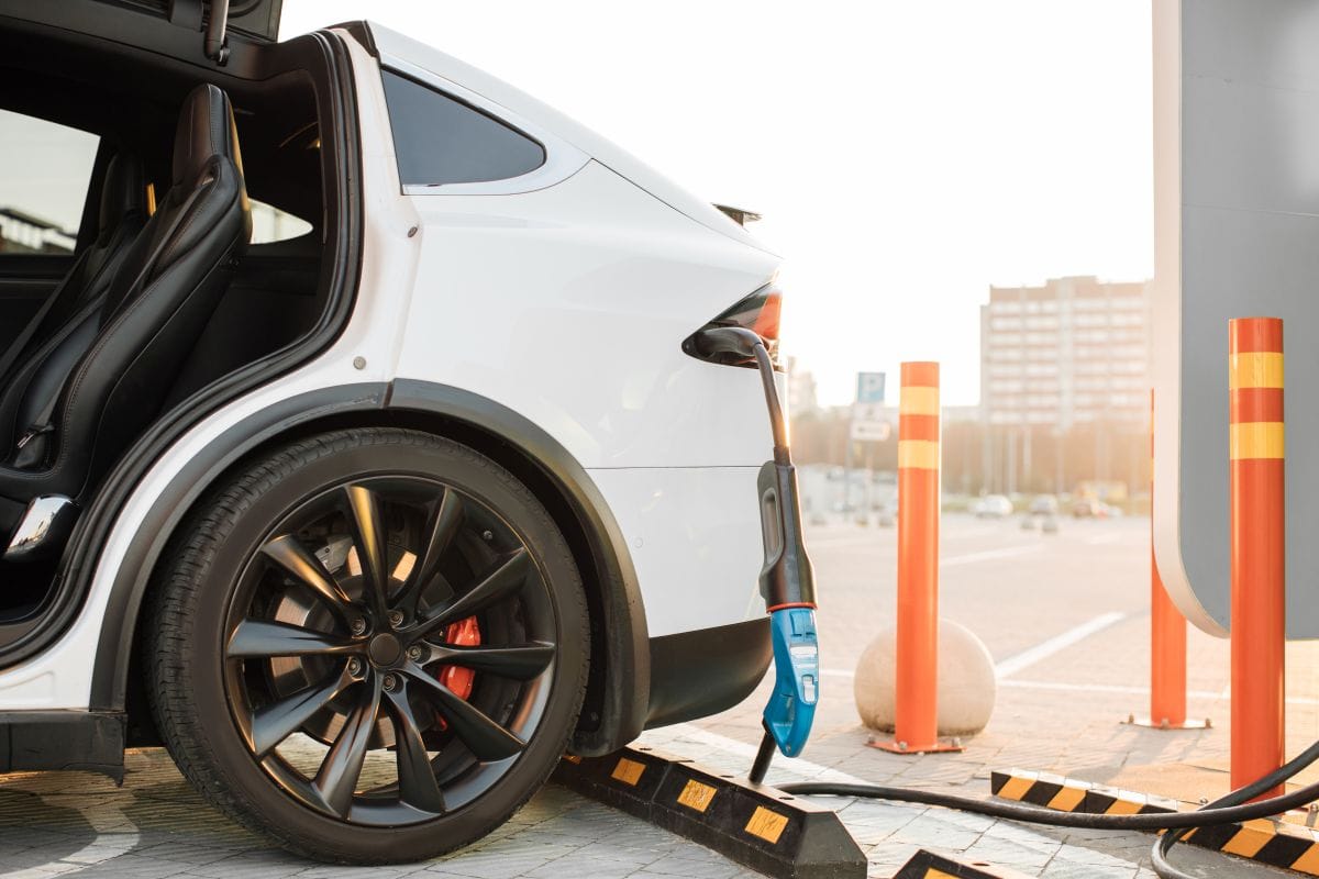 ¿POR QUÉ LOS CARROS ELÉCTRICOS NECESITAN LLANTAS ESPECIALES? DESCUBRE LA VERDAD SORPRENDENTE V12MAGAZINE Si tienes un carro eléctrico, seguro te has preguntado si realmente requiere llantas especiales. La respuesta es sí, y aquí descubrirás por qué son clave en la experiencia de manejo. V12MAGAZINE
