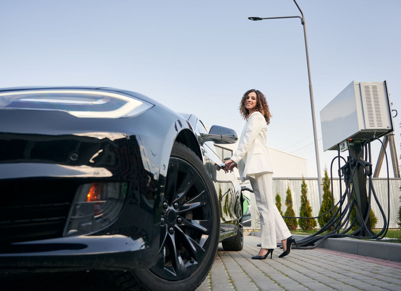 ¿POR QUÉ LOS CARROS ELÉCTRICOS NECESITAN LLANTAS ESPECIALES? DESCUBRE LA VERDAD SORPRENDENTE V12MAGAZINE Si tienes un carro eléctrico, seguro te has preguntado si realmente requiere llantas especiales. La respuesta es sí, y aquí descubrirás por qué son clave en la experiencia de manejo. V12MAGAZINE
