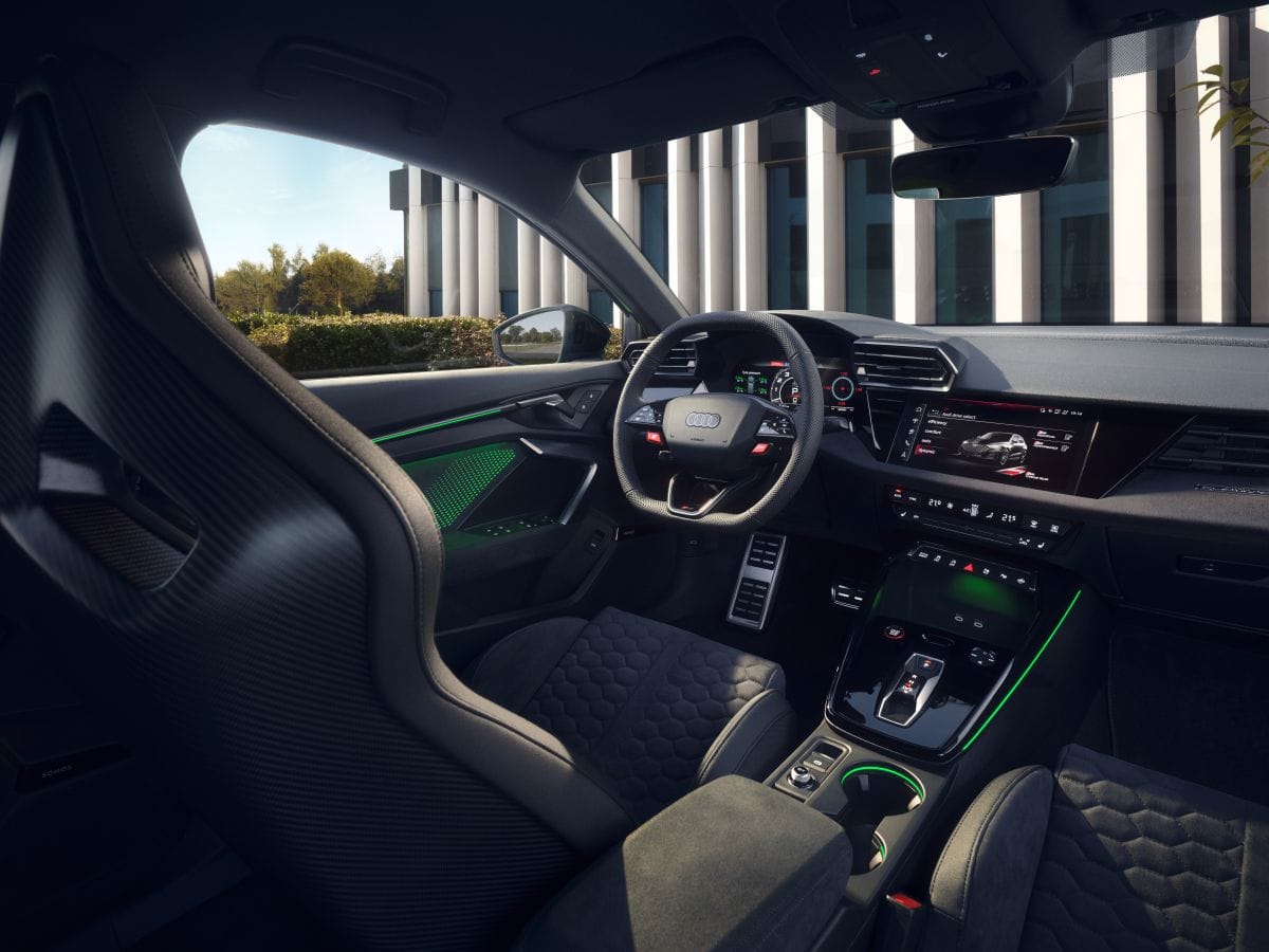 AUDI RS3, UN FENÓMENO DE POTENCIA Y PRECISIÓN ALEMANA, DISPONIBLE EN COLOMBIA V12MAGAZINE Audi RS3 llega rugiendo más fuerte que nunca: con 400 PS, un motor de cinco cilindros y una aceleración de 0 a 100 km/h en 3,8 segundos, redefine el placer de conducir. V12MAGAZINE