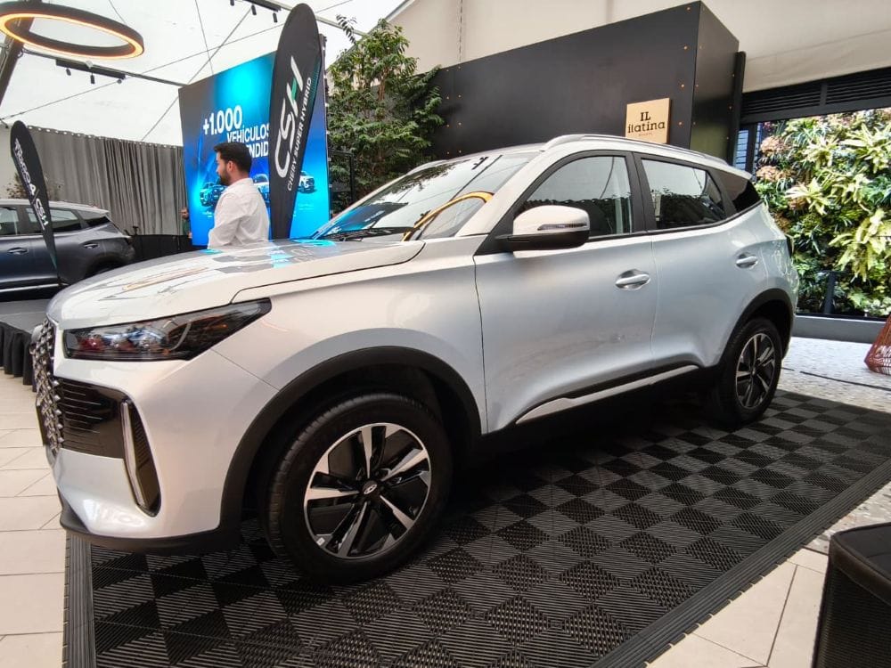 La nueva Chery Tiggo 4 HEV llega a Colombia con tecnología Super Hybrid, alta eficiencia, diseño moderno y amplia conectividad. Conócela a fondo y descubre por qué está revolucionando la movilidad sostenible. V12MAGAZINE