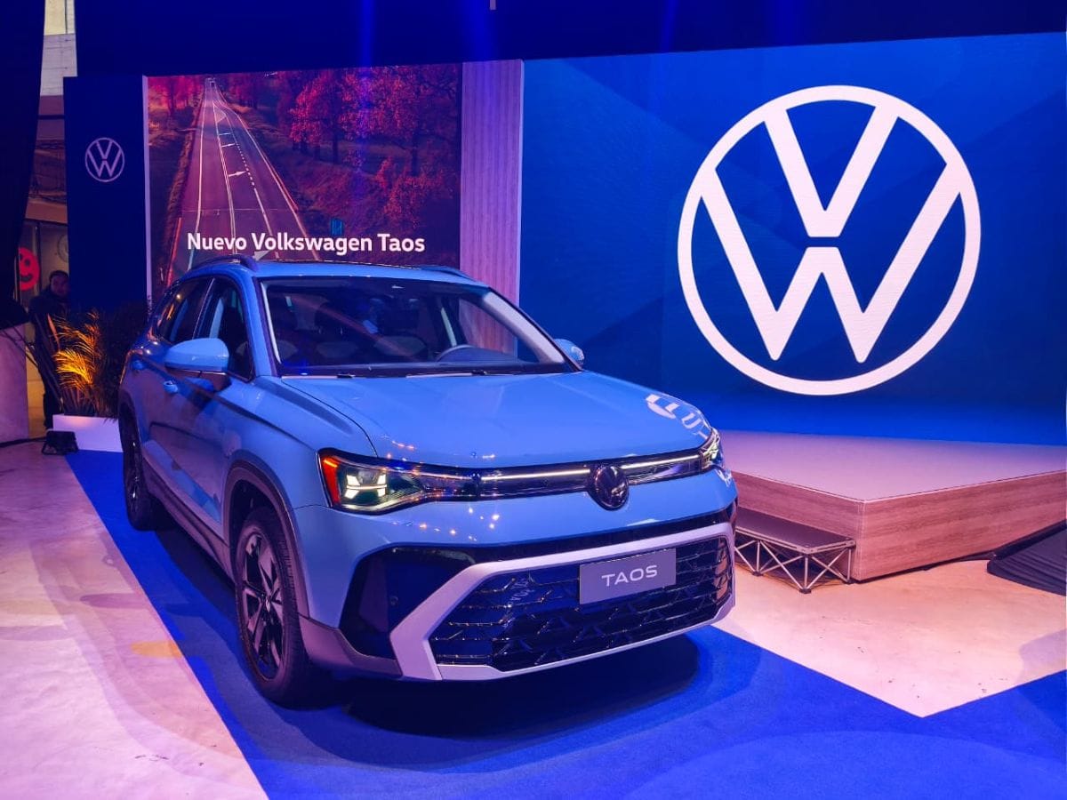 El lanzamiento de los Volkswagen Amarok y Taos confirma la apuesta de la marca por seguir creciendo en un mercado donde la seguridad, la tecnología y la confiabilidad son más importantes que nunca. Ambos modelos llegan como una sorpresa anticipada al Salón del Automóvil de Bogotá, trayendo consigo una renovación profunda que incluye mejor equipamiento, mayor eficiencia y una propuesta más atractiva para diferentes perfiles de usuarios. V12MAGAZINE