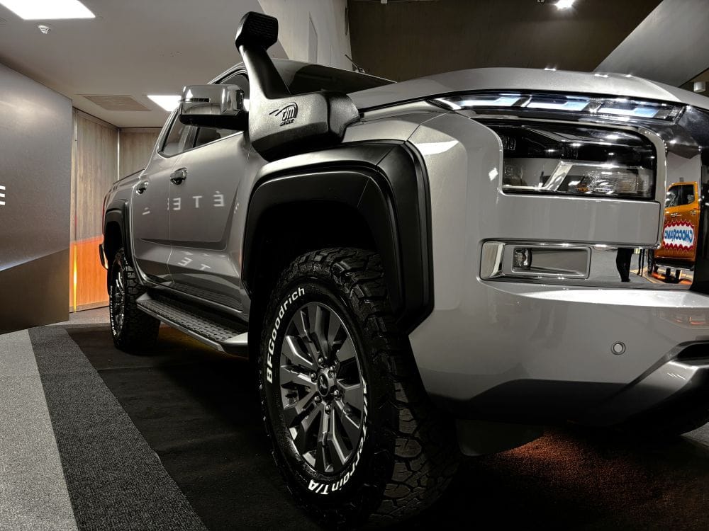 MITSUBISHI L200 KANYU: LA PICK-UP QUE REDEFINE LA AVENTURA EXTREMA V12MAGAZINE L200 KANYU, edición especial Mitsubishi, L200 Off-Road, Mitsubishi Colombia, L200 Tritón, pick-up todoterreno, suspensión XGS Roamer. V12MAGAZINE