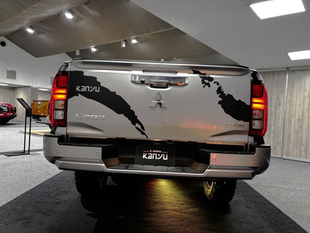 MITSUBISHI L200 KANYU: LA PICK-UP QUE REDEFINE LA AVENTURA EXTREMA V12MAGAZINE L200 KANYU, edición especial Mitsubishi, L200 Off-Road, Mitsubishi Colombia, L200 Tritón, pick-up todoterreno, suspensión XGS Roamer. V12MAGAZINE