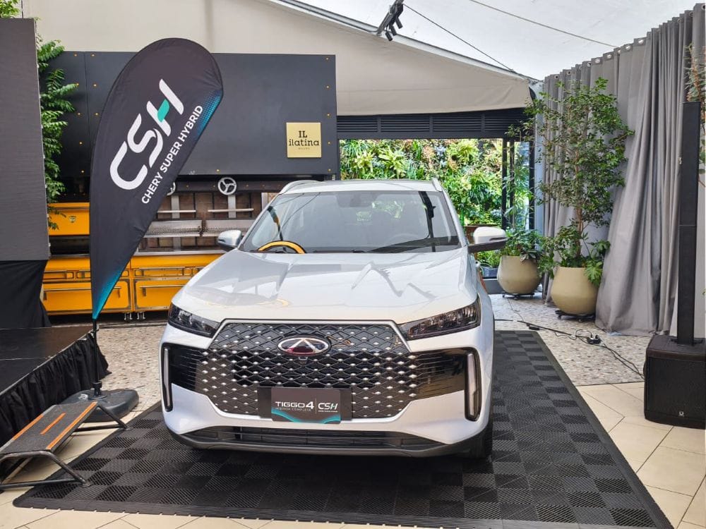 La nueva Chery Tiggo 4 HEV llega a Colombia con tecnología Super Hybrid, alta eficiencia, diseño moderno y amplia conectividad. Conócela a fondo y descubre por qué está revolucionando la movilidad sostenible. V12MAGAZINE