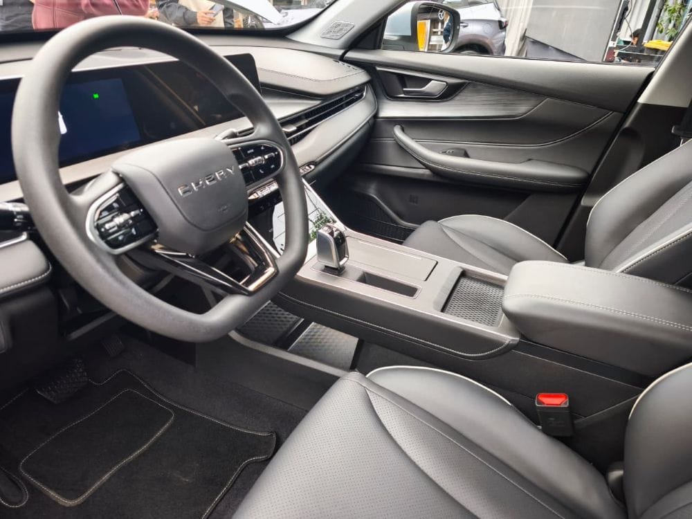 La nueva Chery Tiggo 4 HEV llega a Colombia con tecnología Super Hybrid, alta eficiencia, diseño moderno y amplia conectividad. Conócela a fondo y descubre por qué está revolucionando la movilidad sostenible. V12MAGAZINE