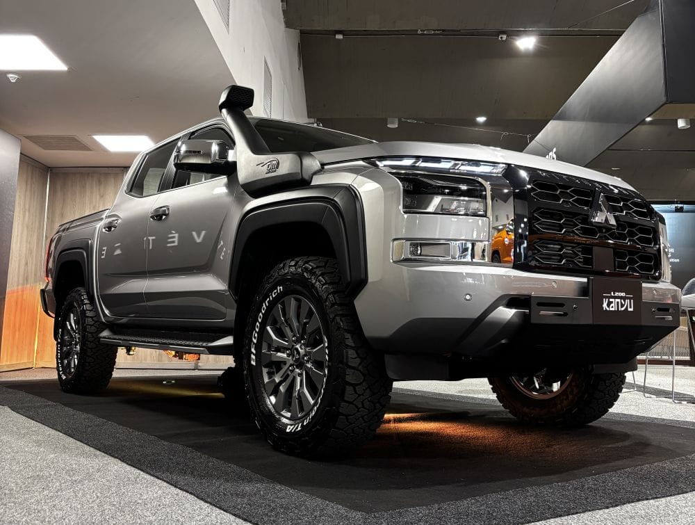 MITSUBISHI L200 KANYU: LA PICK-UP QUE REDEFINE LA AVENTURA EXTREMA V12MAGAZINE L200 KANYU, edición especial Mitsubishi, L200 Off-Road, Mitsubishi Colombia, L200 Tritón, pick-up todoterreno, suspensión XGS Roamer. V12MAGAZINE