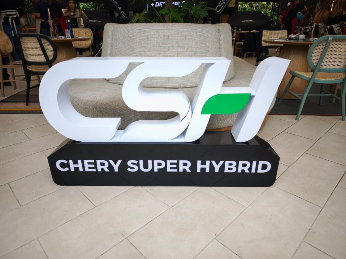 La nueva Chery Tiggo 4 HEV llega a Colombia con tecnología Super Hybrid, alta eficiencia, diseño moderno y amplia conectividad. Conócela a fondo y descubre por qué está revolucionando la movilidad sostenible. V12MAGAZINE