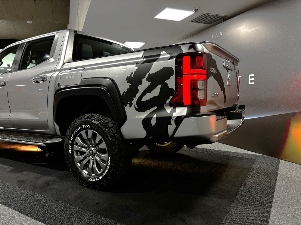 MITSUBISHI L200 KANYU: LA PICK-UP QUE REDEFINE LA AVENTURA EXTREMA V12MAGAZINE L200 KANYU, edición especial Mitsubishi, L200 Off-Road, Mitsubishi Colombia, L200 Tritón, pick-up todoterreno, suspensión XGS Roamer. V12MAGAZINE