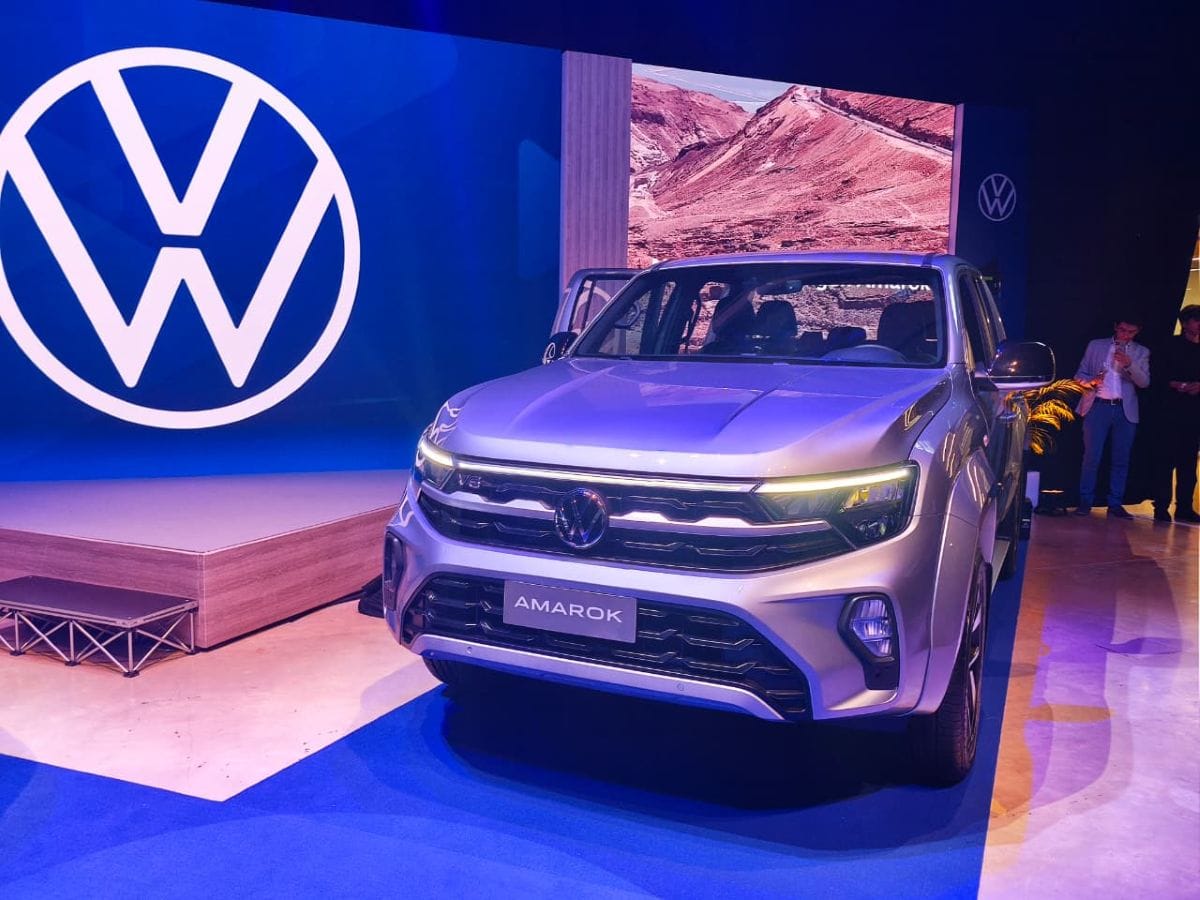 El lanzamiento de los Volkswagen Amarok y Taos confirma la apuesta de la marca por seguir creciendo en un mercado donde la seguridad, la tecnología y la confiabilidad son más importantes que nunca. Ambos modelos llegan como una sorpresa anticipada al Salón del Automóvil de Bogotá, trayendo consigo una renovación profunda que incluye mejor equipamiento, mayor eficiencia y una propuesta más atractiva para diferentes perfiles de usuarios. V12MAGAZINE