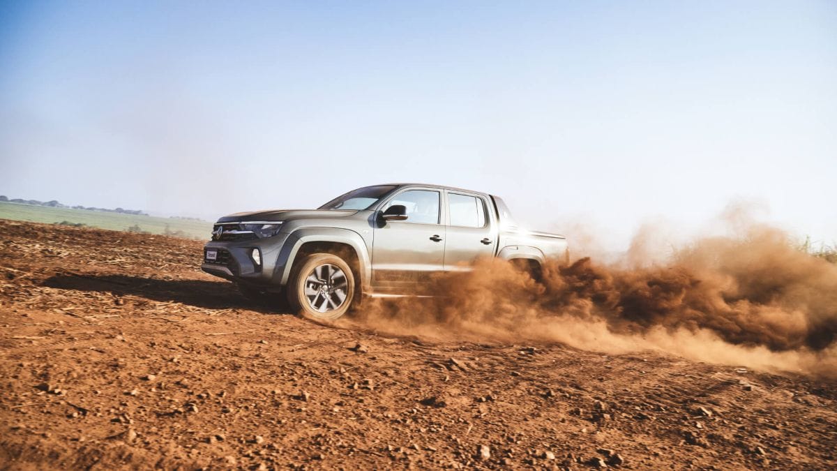 El lanzamiento de los Volkswagen Amarok y Taos confirma la apuesta de la marca por seguir creciendo en un mercado donde la seguridad, la tecnología y la confiabilidad son más importantes que nunca. Ambos modelos llegan como una sorpresa anticipada al Salón del Automóvil de Bogotá, trayendo consigo una renovación profunda que incluye mejor equipamiento, mayor eficiencia y una propuesta más atractiva para diferentes perfiles de usuarios. V12MAGAZINE