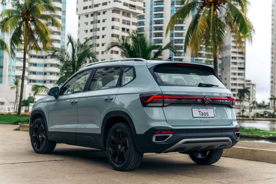 El lanzamiento de los Volkswagen Amarok y Taos confirma la apuesta de la marca por seguir creciendo en un mercado donde la seguridad, la tecnología y la confiabilidad son más importantes que nunca. Ambos modelos llegan como una sorpresa anticipada al Salón del Automóvil de Bogotá, trayendo consigo una renovación profunda que incluye mejor equipamiento, mayor eficiencia y una propuesta más atractiva para diferentes perfiles de usuarios. V12MAGAZINE