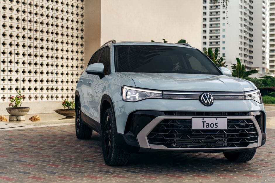 El lanzamiento de los Volkswagen Amarok y Taos confirma la apuesta de la marca por seguir creciendo en un mercado donde la seguridad, la tecnología y la confiabilidad son más importantes que nunca. Ambos modelos llegan como una sorpresa anticipada al Salón del Automóvil de Bogotá, trayendo consigo una renovación profunda que incluye mejor equipamiento, mayor eficiencia y una propuesta más atractiva para diferentes perfiles de usuarios. V12MAGAZINE