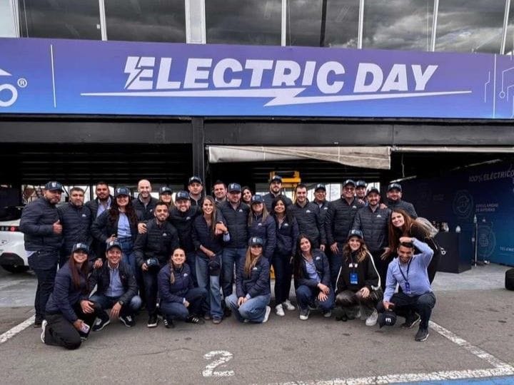 AUTECO BLUE CONSOLIDA UN AÑO DETERMINANTE PARA LA MOVILIDAD ELÉCTRICA EMPRESARIAL EN COLOMBIA V12MAGAZINE Auteco Blue movilidad eléctrica empresarial marca un año decisivo en Colombia, con cifras récord, liderazgo B2B y soluciones eléctricas que ya transforman la operación diaria de cientos de empresas. V12MAGAZINE