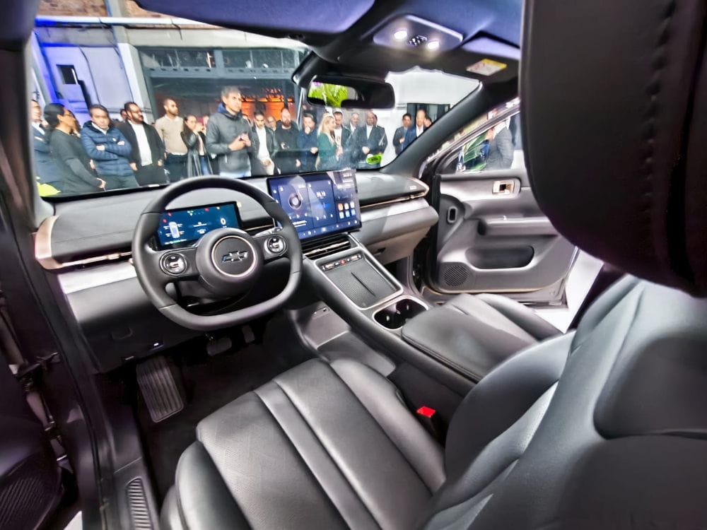 CAPTIVA EV: EL LANZAMIENTO ELÉCTRICO QUE MARCA UN ANTES Y UN DESPUÉS EN CHEVROLET V12MAGAZINE La nueva Captiva EV debuta en Colombia con tecnología, diseño y desempeño eléctrico. Además, Chevrolet inaugura su moderna vitrina CD Autoshop en Morato. V12MAGAZINE