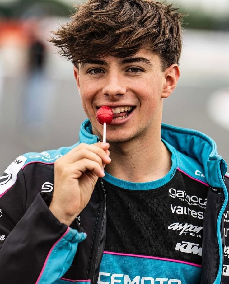 David Alonso Bon Bon Bum se unen en una alianza que conecta velocidad, juventud y actitud, llevando el sabor icónico de la chupeta colombiana al exigente mundo del motociclismo internacional. V12MAGAZINE