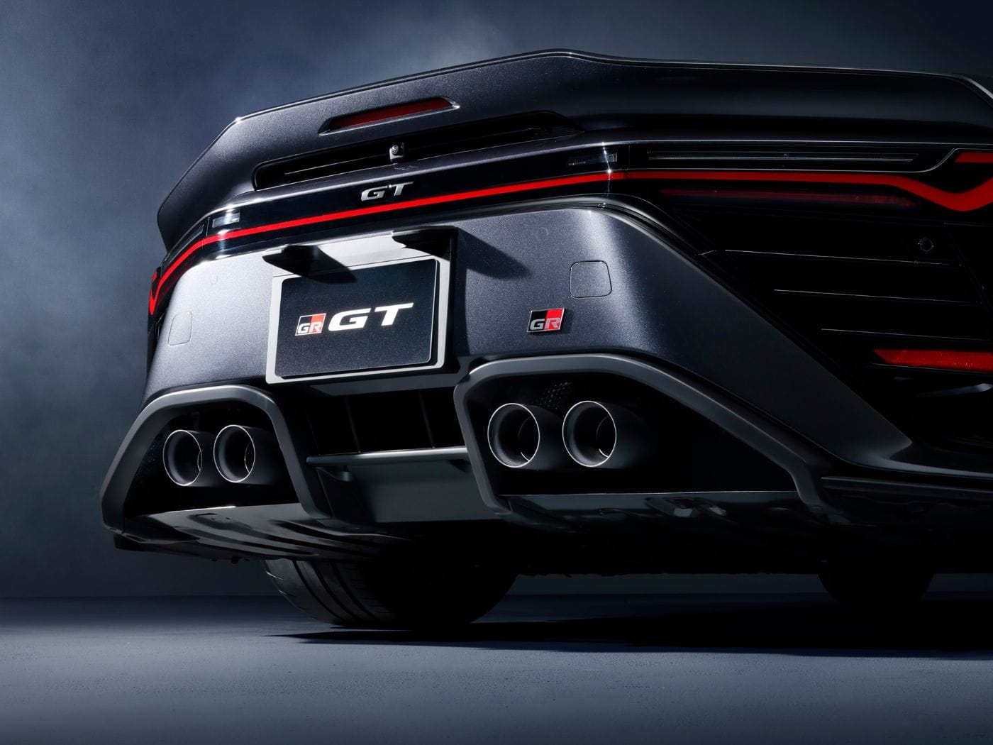 TOYOTA GAZOO RACING GR GT irrumpe en la escena global junto al GR GT3 como una declaración de principios: la competición vuelve a dictar cómo deben construirse los autos deportivos del futuro. V12MAGAZINE