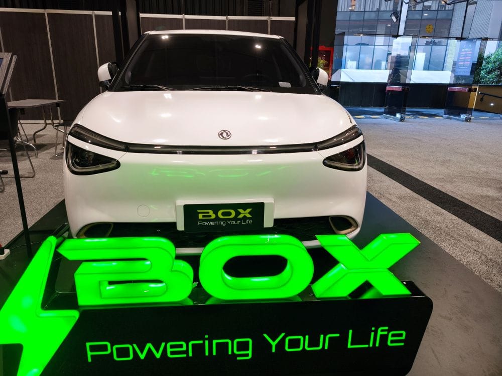 DONGFENG BOX ATERRIZA EN COLOMBIA COMO UN ELÉCTRICO URBANO QUE PROMETE MUCHO AHORRO V12MAGAZINE El nuevo Dongfeng BOX aterriza en Colombia como una alternativa eléctrica urbana con diseño futurista, buena autonomía y precios competitivos, pensada para transformar la movilidad diaria en las ciudades. V12MAGAZINE