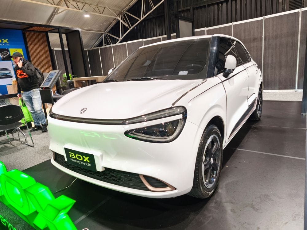 DONGFENG BOX ATERRIZA EN COLOMBIA COMO UN ELÉCTRICO URBANO QUE PROMETE MUCHO AHORRO V12MAGAZINE El nuevo Dongfeng BOX aterriza en Colombia como una alternativa eléctrica urbana con diseño futurista, buena autonomía y precios competitivos, pensada para transformar la movilidad diaria en las ciudades. V12MAGAZINE