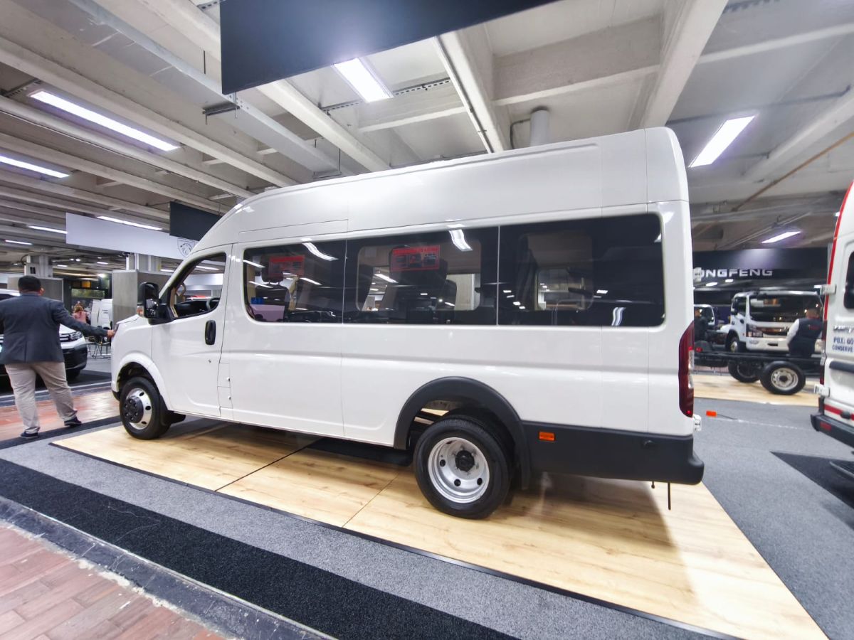 DFAC|DONGFENG BIG VAN DE PASAJEROS LLEGA A COLOMBIA COMO UNA INCREÍBLE SOLUCIÓN REAL PARA EL TRANSPORTE MODERNO V12MAGAZINE La DFAC|Dongfeng Big Van de Pasajeros llega a Colombia con 15 puestos, motor diésel, alto confort y un enfoque rentable para transporte especial y corporativo. V12MAGAZINE