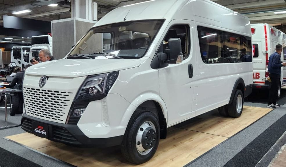 DFAC|DONGFENG BIG VAN DE PASAJEROS LLEGA A COLOMBIA COMO UNA INCREÍBLE SOLUCIÓN REAL PARA EL TRANSPORTE MODERNO V12MAGAZINE La DFAC|Dongfeng Big Van de Pasajeros llega a Colombia con 15 puestos, motor diésel, alto confort y un enfoque rentable para transporte especial y corporativo. V12MAGAZINE