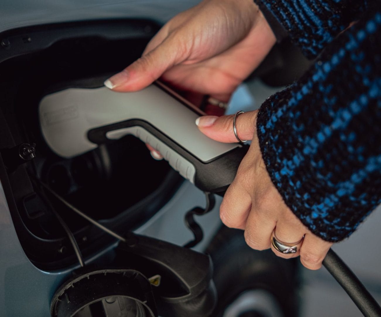 DONGFENG BOX ATERRIZA EN COLOMBIA COMO UN ELÉCTRICO URBANO QUE PROMETE MUCHO AHORRO V12MAGAZINE El nuevo Dongfeng BOX aterriza en Colombia como una alternativa eléctrica urbana con diseño futurista, buena autonomía y precios competitivos, pensada para transformar la movilidad diaria en las ciudades. V12MAGAZINE