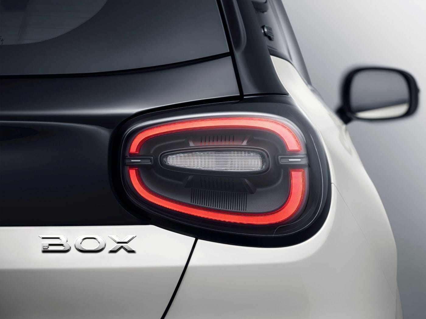 DONGFENG BOX ATERRIZA EN COLOMBIA COMO UN ELÉCTRICO URBANO QUE PROMETE MUCHO AHORRO V12MAGAZINE El nuevo Dongfeng BOX aterriza en Colombia como una alternativa eléctrica urbana con diseño futurista, buena autonomía y precios competitivos, pensada para transformar la movilidad diaria en las ciudades. V12MAGAZINE