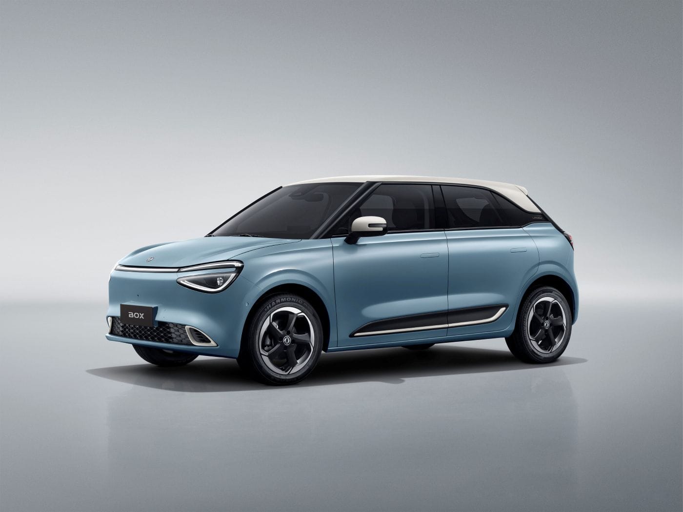 DONGFENG BOX ATERRIZA EN COLOMBIA COMO UN ELÉCTRICO URBANO QUE PROMETE MUCHO AHORRO V12MAGAZINE El nuevo Dongfeng BOX aterriza en Colombia como una alternativa eléctrica urbana con diseño futurista, buena autonomía y precios competitivos, pensada para transformar la movilidad diaria en las ciudades. V12MAGAZINE