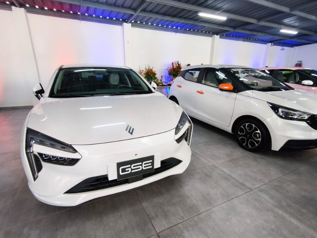 Descubre cómo la nueva vitrina JMEV en Bogotá fortalece la movilidad eléctrica con experiencia, tecnología, respaldo y precios competitivos. V12MAGAZINE