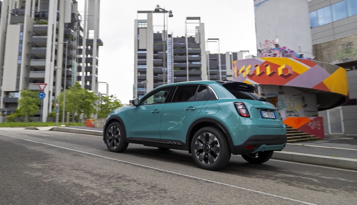 REVOLUCIÓN SOBRE RUEDAS: EL FIAT 600 HÍBRIDO QUE ESTÁ CONQUISTANDO A COLOMBIA V12MAGAZINE Descubre el Fiat 600 híbrido presentado en Bogotá: motor turbo 134 HP, tecnología italiana y precio desde $114.500.000. ¡El ícono regresa renovado! V12MAGAZINE