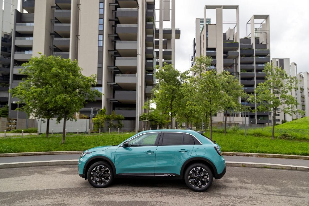 REVOLUCIÓN SOBRE RUEDAS: EL FIAT 600 HÍBRIDO QUE ESTÁ CONQUISTANDO A COLOMBIA V12MAGAZINE Descubre el Fiat 600 híbrido presentado en Bogotá: motor turbo 134 HP, tecnología italiana y precio desde $114.500.000. ¡El ícono regresa renovado! V12MAGAZINE