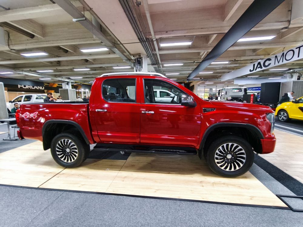 Foton Tunland G9 llega a Colombia como una pick-up que mezcla robustez, tecnología y desempeño, pensada para quienes necesitan un vehículo capaz de trabajar duro y vivir intensamente. V12MAGAZINE