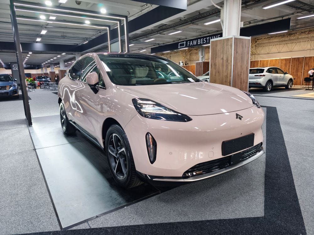 GAC HYPTEC HT debuta en Colombia como el nuevo SUV eléctrico de lujo de la marca, combinando diseño futurista, tecnología avanzada y una propuesta pensada para elevar la experiencia de movilidad premium. V12MAGAZINE