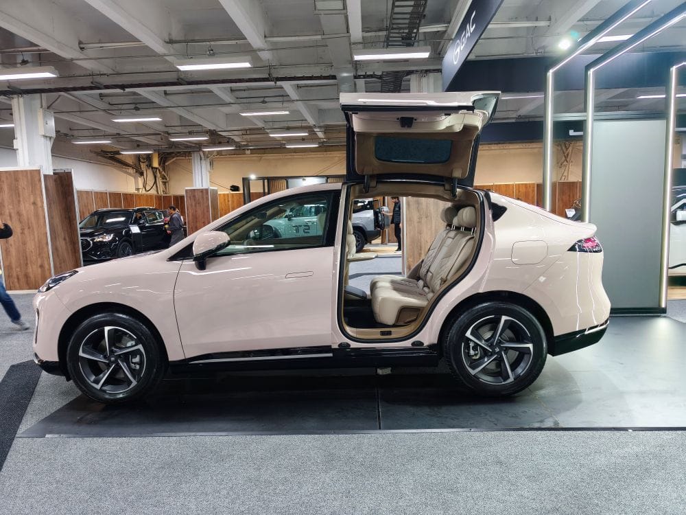 GAC HYPTEC HT debuta en Colombia como el nuevo SUV eléctrico de lujo de la marca, combinando diseño futurista, tecnología avanzada y una propuesta pensada para elevar la experiencia de movilidad premium. V12MAGAZINE