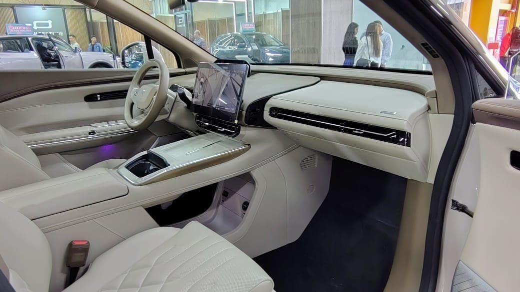 GAC HYPTEC HT debuta en Colombia como el nuevo SUV eléctrico de lujo de la marca, combinando diseño futurista, tecnología avanzada y una propuesta pensada para elevar la experiencia de movilidad premium. V12MAGAZINE