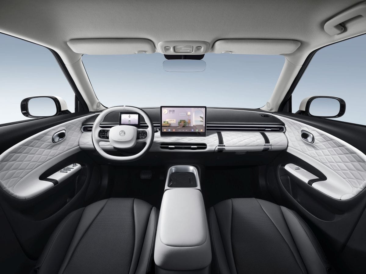 DONGFENG BOX ATERRIZA EN COLOMBIA COMO UN ELÉCTRICO URBANO QUE PROMETE MUCHO AHORRO V12MAGAZINE El nuevo Dongfeng BOX aterriza en Colombia como una alternativa eléctrica urbana con diseño futurista, buena autonomía y precios competitivos, pensada para transformar la movilidad diaria en las ciudades. V12MAGAZINE