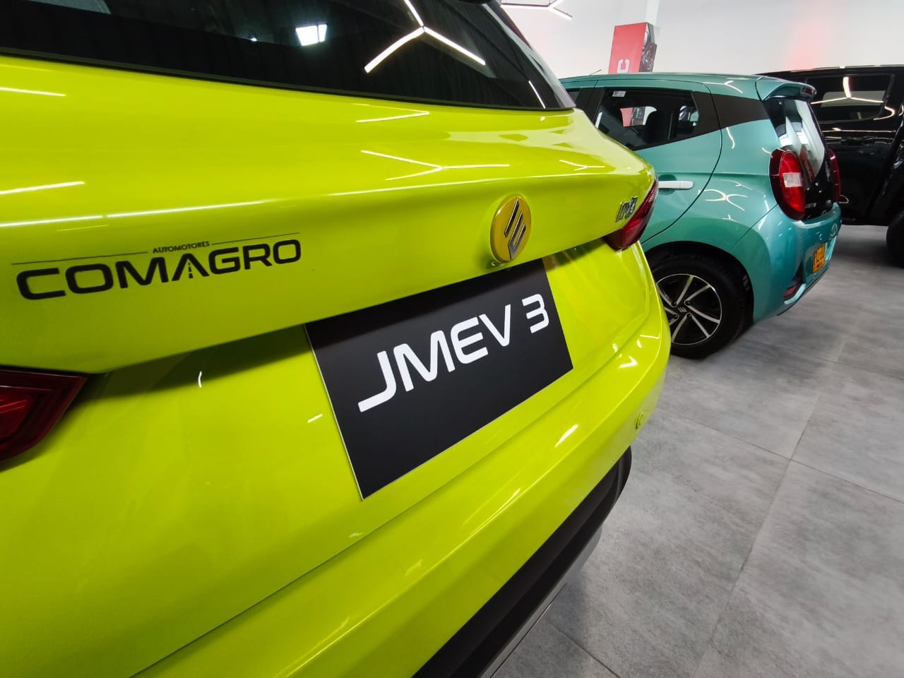 Descubre cómo la nueva vitrina JMEV en Bogotá fortalece la movilidad eléctrica con experiencia, tecnología, respaldo y precios competitivos. V12MAGAZINE