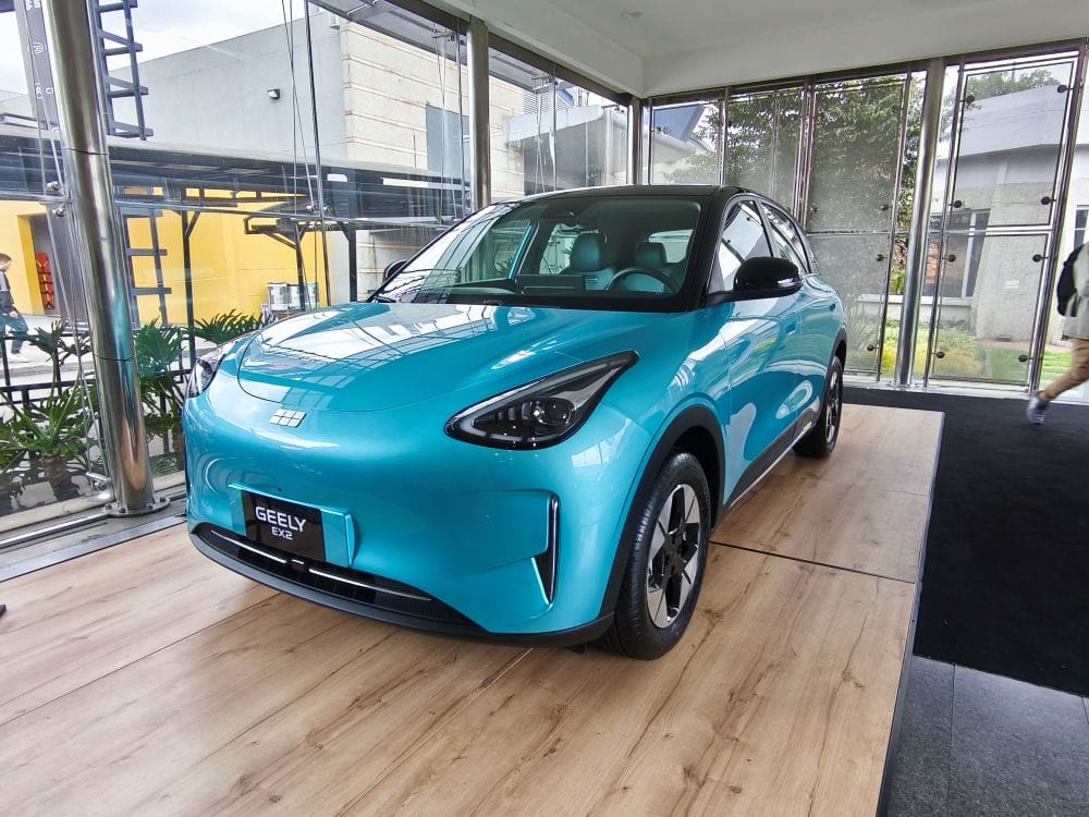 Geely Colombia inicia oficialmente operaciones tras la firma del acuerdo con Mobility Import, una alianza clave que impulsa empleo, innovación y nuevas soluciones de movilidad en el país. V12MAGAZINE