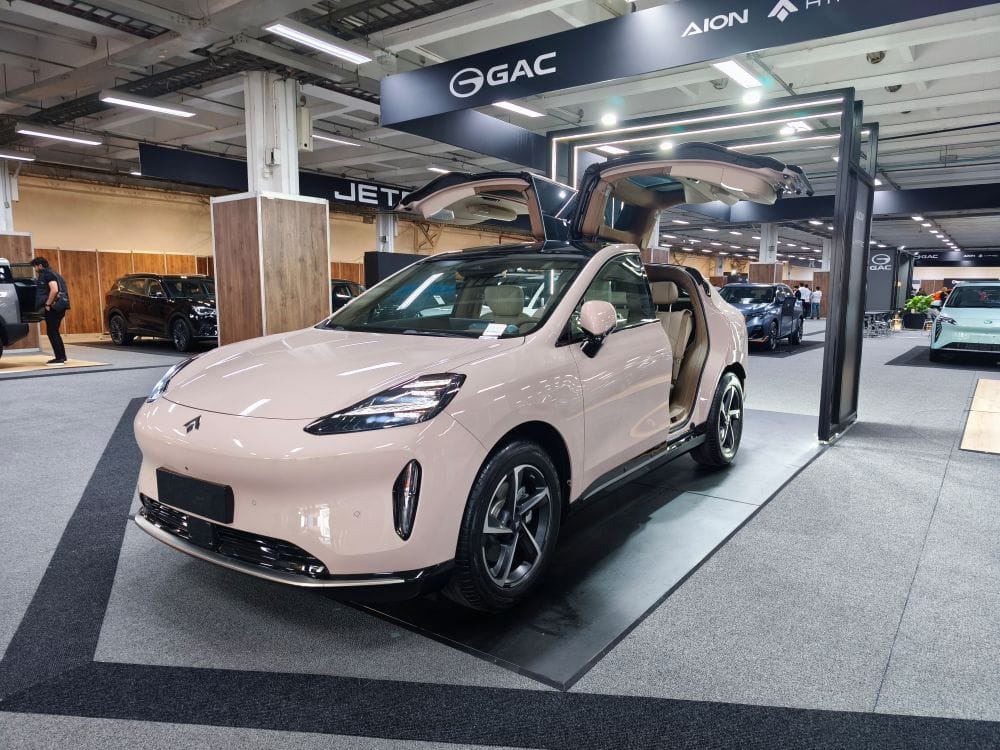 GAC HYPTEC HT debuta en Colombia como el nuevo SUV eléctrico de lujo de la marca, combinando diseño futurista, tecnología avanzada y una propuesta pensada para elevar la experiencia de movilidad premium. V12MAGAZINE