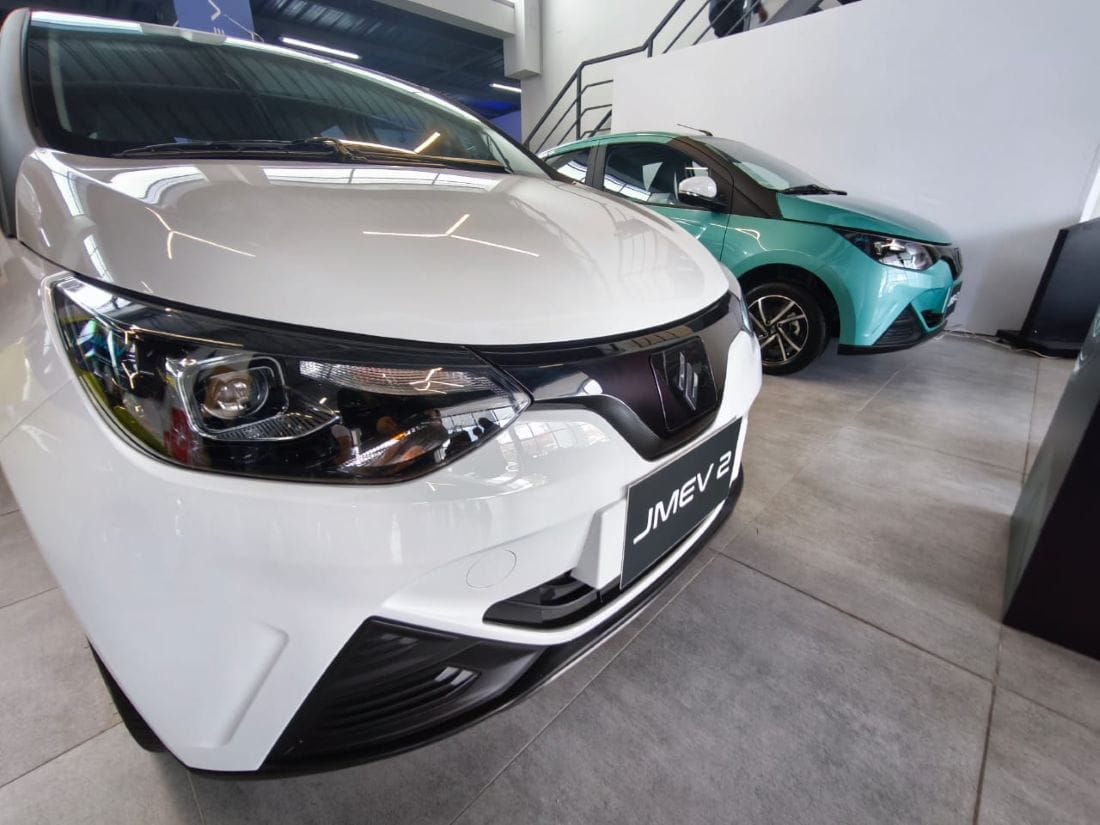 Descubre cómo la nueva vitrina JMEV en Bogotá fortalece la movilidad eléctrica con experiencia, tecnología, respaldo y precios competitivos. V12MAGAZINE