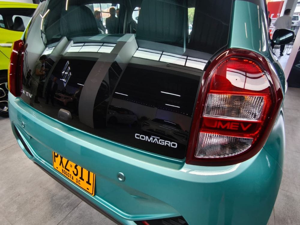 Descubre cómo la nueva vitrina JMEV en Bogotá fortalece la movilidad eléctrica con experiencia, tecnología, respaldo y precios competitivos. V12MAGAZINE