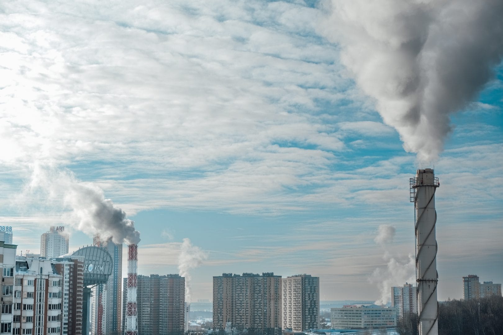 Los colombianos piden estándares para vehículos más eficientes en Colombia. Mientras las ciudades se preparan para cerrar el año, un mensaje ciudadano gana fuerza: respirar mejor no puede seguir siendo una promesa aplazada. Un reciente sondeo revela que nueve de cada diez colombianos respaldan regulaciones que obliguen a ofrecer vehículos nuevos más eficientes y menos contaminantes. V12MAGAZINE